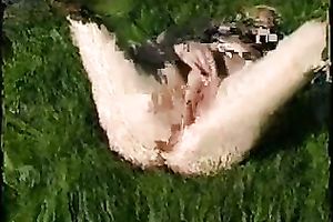 Nasty farmeress finger-fucks her vagina on the grass