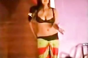 Homemade solo scene with a curvy non-professional mommy dancing