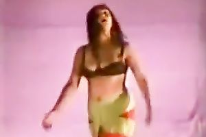 Homemade solo scene with a curvy non-professional mommy dancing