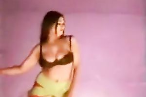 Homemade solo scene with a curvy non-professional mommy dancing