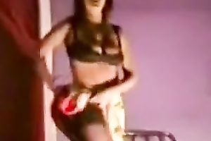 Homemade solo scene with a curvy non-professional mommy dancing