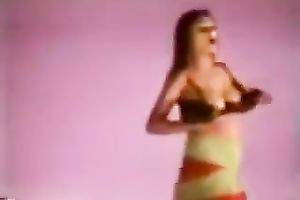 Homemade solo scene with a curvy non-professional mommy dancing