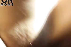 Threesome with lustful and 10-Pounder hungry floozy in car