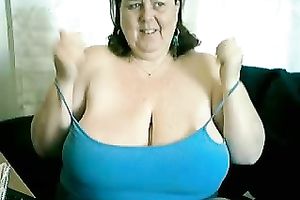 Webcam solo with a bulky granny playing with her huge scoops & beefy cookie