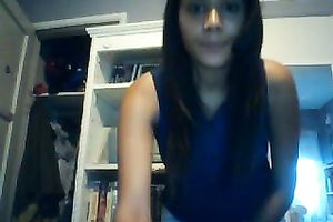 Sexy livecam Latina demonstrates her astonishing body and fingers her vagina