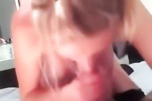 Insatiable hoochie knows how to give a flawless fellatio