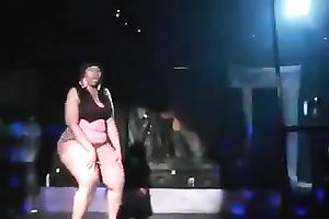 Fat ebon BBC slut gives a twerking show on a club's stage