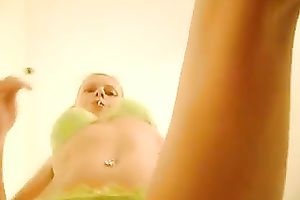 Effortlessly sexy livecam charmer showing off her flawless overweight wazoo