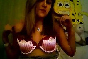 This webcam model likes masturbating and this is sweet to watch