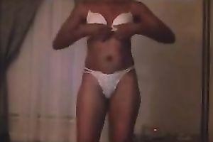Sporty hot non-professional white white lady stripteases on home cam vid