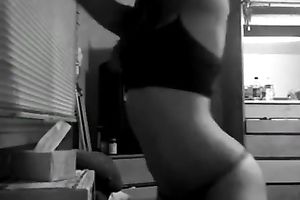 This enjoyable camgirl with a actually good wazoo knows how to move her thighs