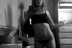 This enjoyable camgirl with a actually good wazoo knows how to move her thighs