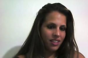 Playful web camera model flashes her pantoons and masturbates for me