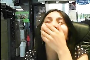 Webcam dark brown slams her bald cunt with a fake penis