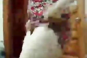Arab hussy shows her cleavage to my buddy in homemade movie
