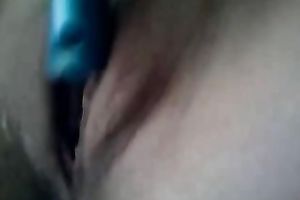 Dyed hair white slut shows her snatch with a hairbrush on web camera