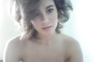 Bosomy brown-haired white women fingers her vag in livecam solo scene