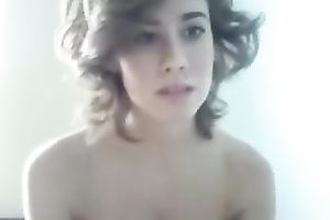 Bosomy brown-haired white women fingers her vag in livecam solo scene