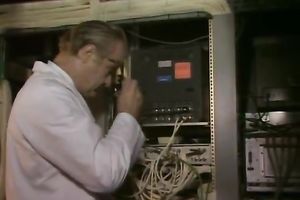 Kinky and sexy short haired doxy sucks the toolbox