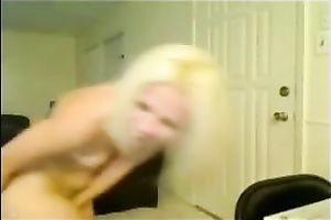 Bootyful golden-haired bitch with tiny milk sacks shows off in nature's garb