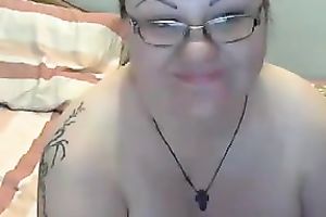 Russian cam plumper in glasses rubs her teats and cunt