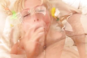 Kinky tart deepthroats a schlong in advance of taking it in her wet crack