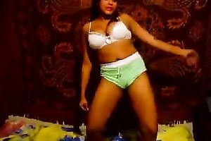 This bronze skin hawt girl craves to show off her curvy body