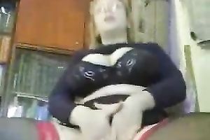 Curvaceous berdy blondie rubs her hairless punani for me