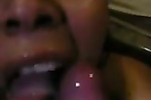 Ebony floozy is glad to engulf 10-Pounder and gulp some sex cream