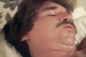 This stud is literally getting screwed by 2 hawt honeys