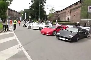 Outdoor scene with a sizzling golden-haired walking in her high heels