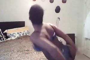 Amateur ebon doxy shakes her ass in front of a livecam