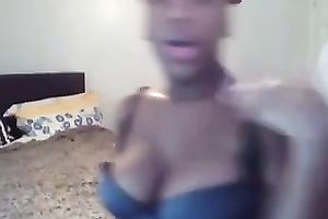 Amateur ebon doxy shakes her ass in front of a livecam