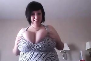 Brunette livecam chick Daisy shows me off this chab biggest M cup whoppers