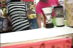 This hawt sweetheart in pink leggings has a nicely shaped gazoo