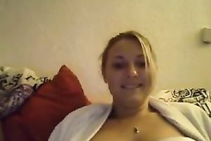 Webcam golden-haired doesn't mind to demonstrate her massive natural milk shakes
