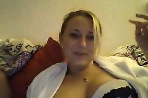 Webcam golden-haired doesn't mind to demonstrate her massive natural milk shakes