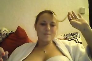Webcam golden-haired doesn't mind to demonstrate her massive natural milk shakes