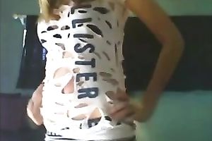 My spruce girlfriend with tanned body just can't live without dancing on cam