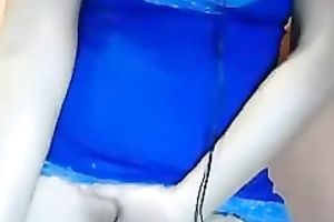 Slutty cam brunette hair entertains herself by fingering her muff