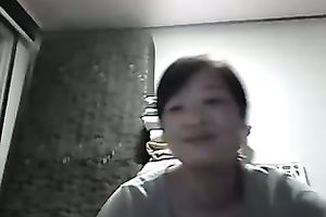 Webcam solo with Chinese babe flashing her natural billibongs