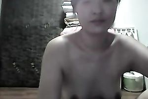 Webcam solo with Chinese babe flashing her natural billibongs