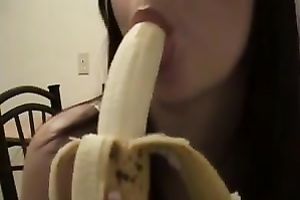 Latina webcam gal with a bulky wazoo bonks herself with banana