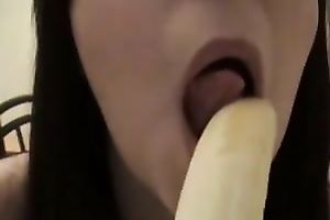 Latina webcam gal with a bulky wazoo bonks herself with banana