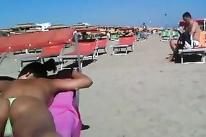 Effortlessly seductive nympho with divine ass caught my attention