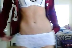 Skinny camwhore with tiny mounds is showing off her nicely shaped bum