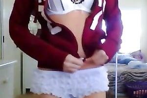 Skinny camwhore with tiny mounds is showing off her nicely shaped bum