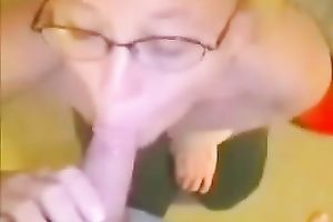 Nerdy and corpulent girlfriend sucks my schlong for a facial