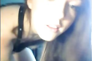 Alluring web camera honey fingers her coochie to big O