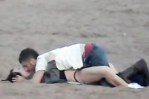 Younger cousin of mine drilled his GF at the beach right in her cookie